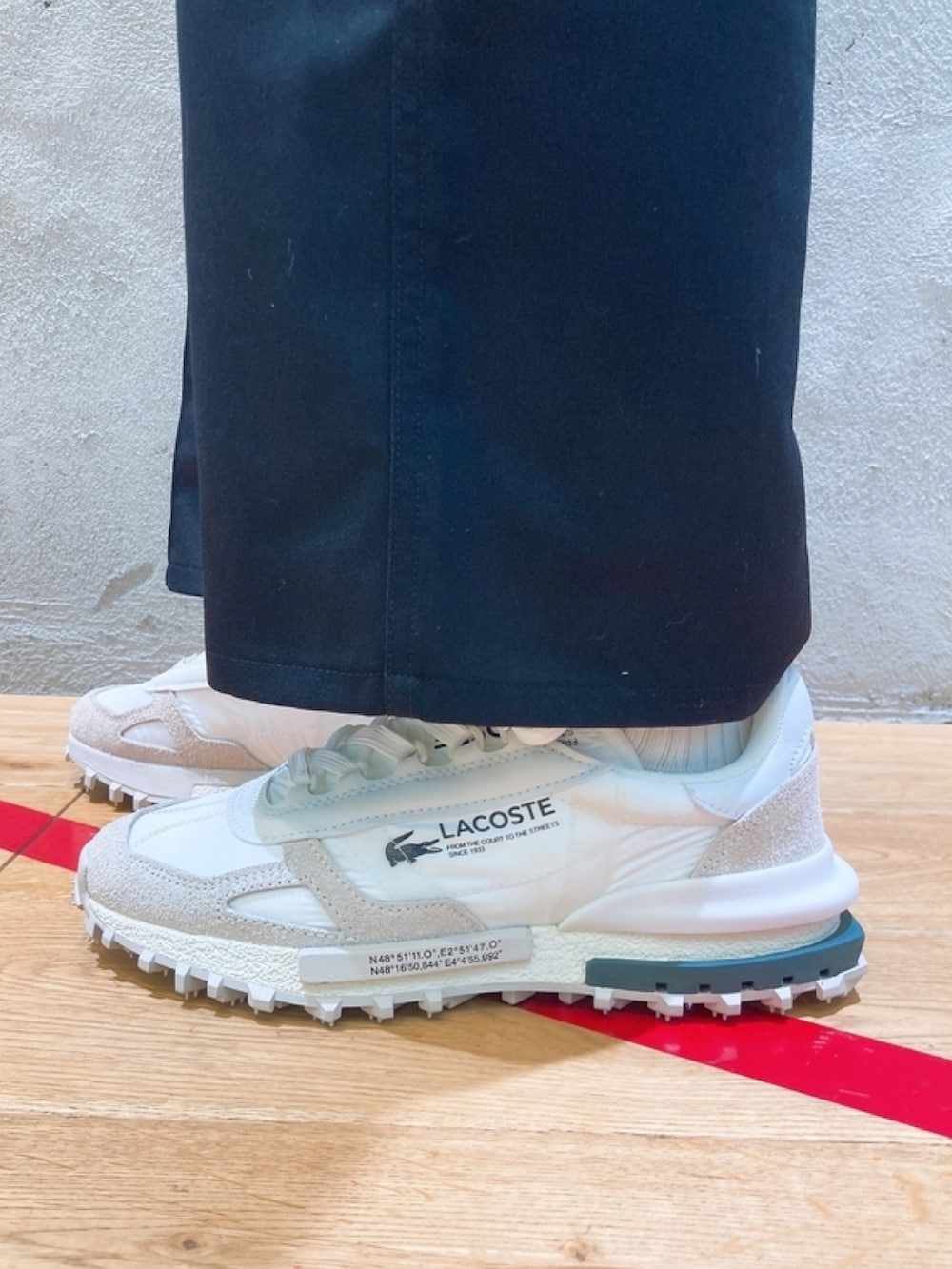 「ベスト、シューズ、グレー、ニット」｜「LACOSTEのクラシックVネックニットベスト（ベスト、グレー系）」を使った、momoさん（レディース・166cm）の春コーディネートの6枚目の写真