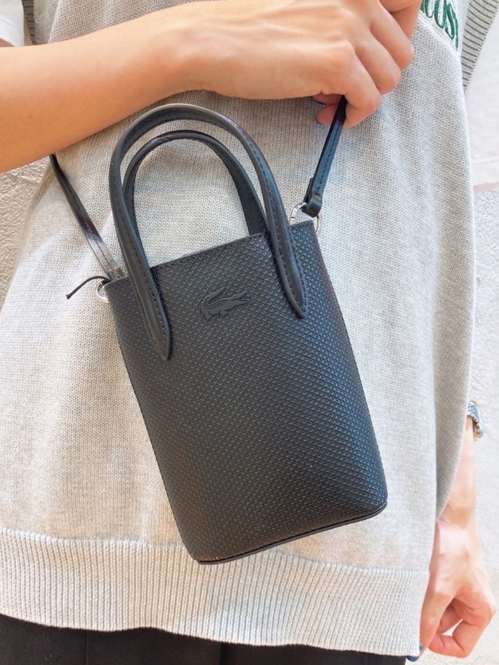 「ベスト、シューズ、グレー、ニット」｜「LACOSTEのクラシックVネックニットベスト（ベスト、グレー系）」を使った、momoさん（レディース・166cm）の春コーディネートの5枚目の写真