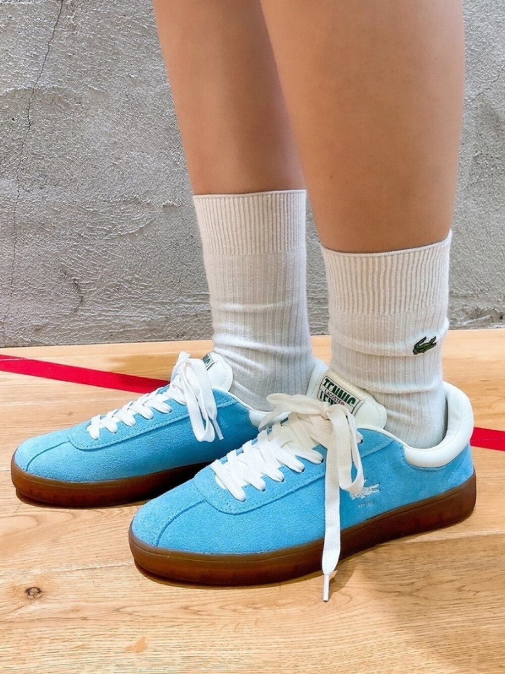 「LACOSTEのウォッシャブルウールミドルゲージVネックセーター（ニット/セーター、ブルー系）」を使った、momoさん（レディース・166cm）の春コーディネートの5枚目の写真