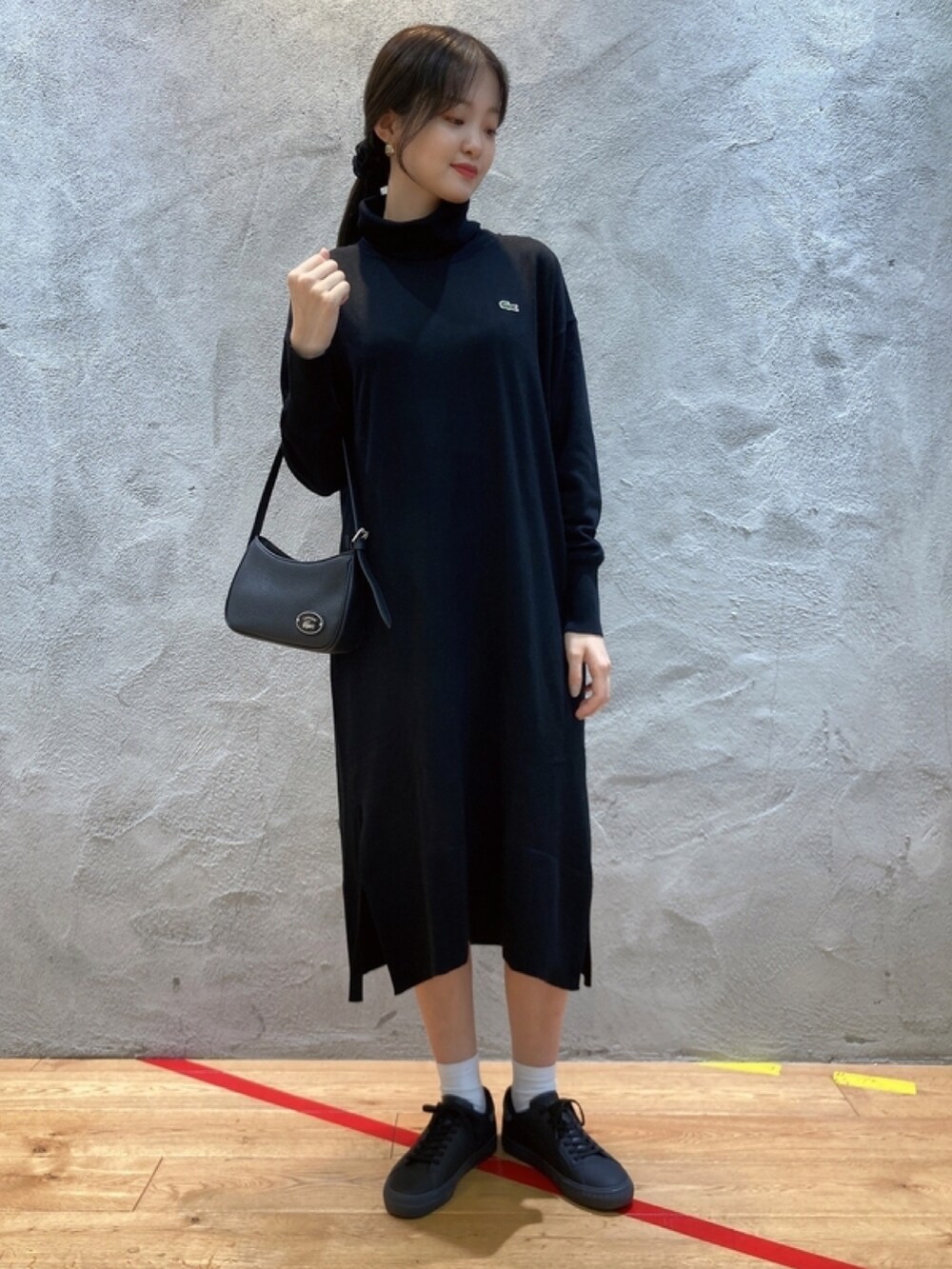 「黒、ワンピース、緑、アウター、シューズ」｜「LACOSTEのクロックステッチダウンジャケット（ダウンジャケット/コート、グリーン系）」を使った、momoさん（レディース・166cm）の春コーディネートの4枚目の写真