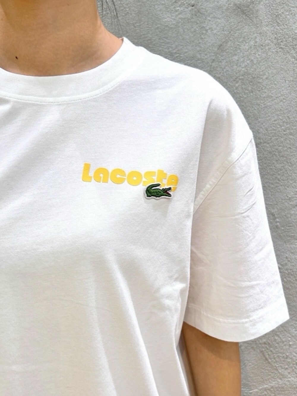 「Tシャツ、バッグロゴ、ピンク」｜「LACOSTEの《LACOSTE》XS SHOPPING CROSS BAG / L.12.12 CONCEPT（トートバッグ、ピンク系）」を使った、momoさん（レディース・166cm）の春コーディネートの3枚目の写真