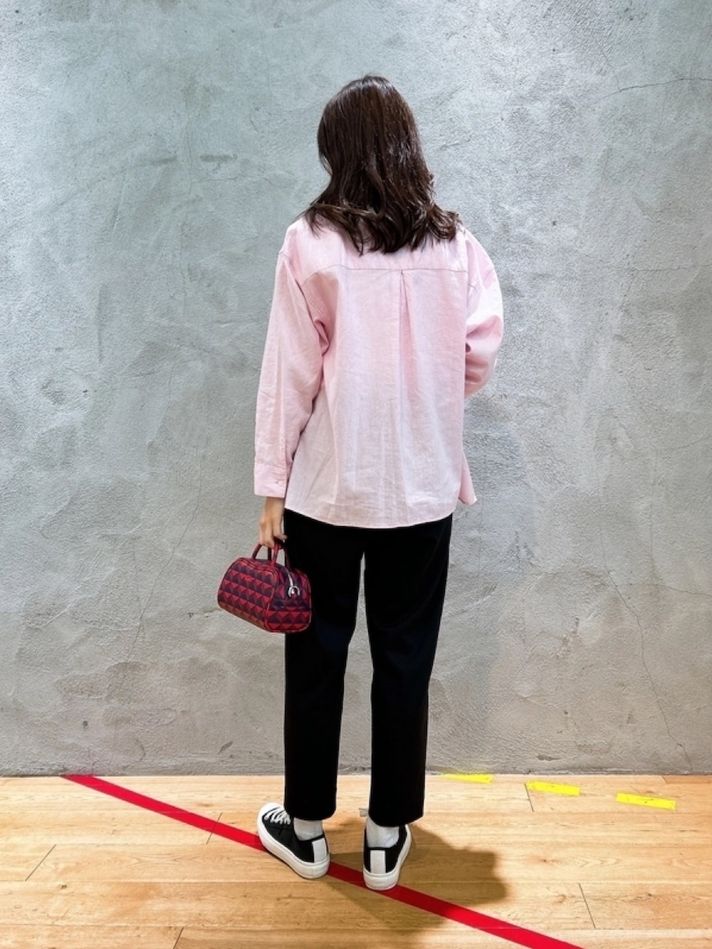 「麻シャツ、リネンシャツ、リブニット、ショルダーバッグ、ピンク」｜「LACOSTEのリネンコットン オーバーサイズ サイドスリット 長袖シャツ（シャツ/ブラウス、ピンク系）」を使った、momoさん（レディース・166cm）の春コーディネートの4枚目の写真