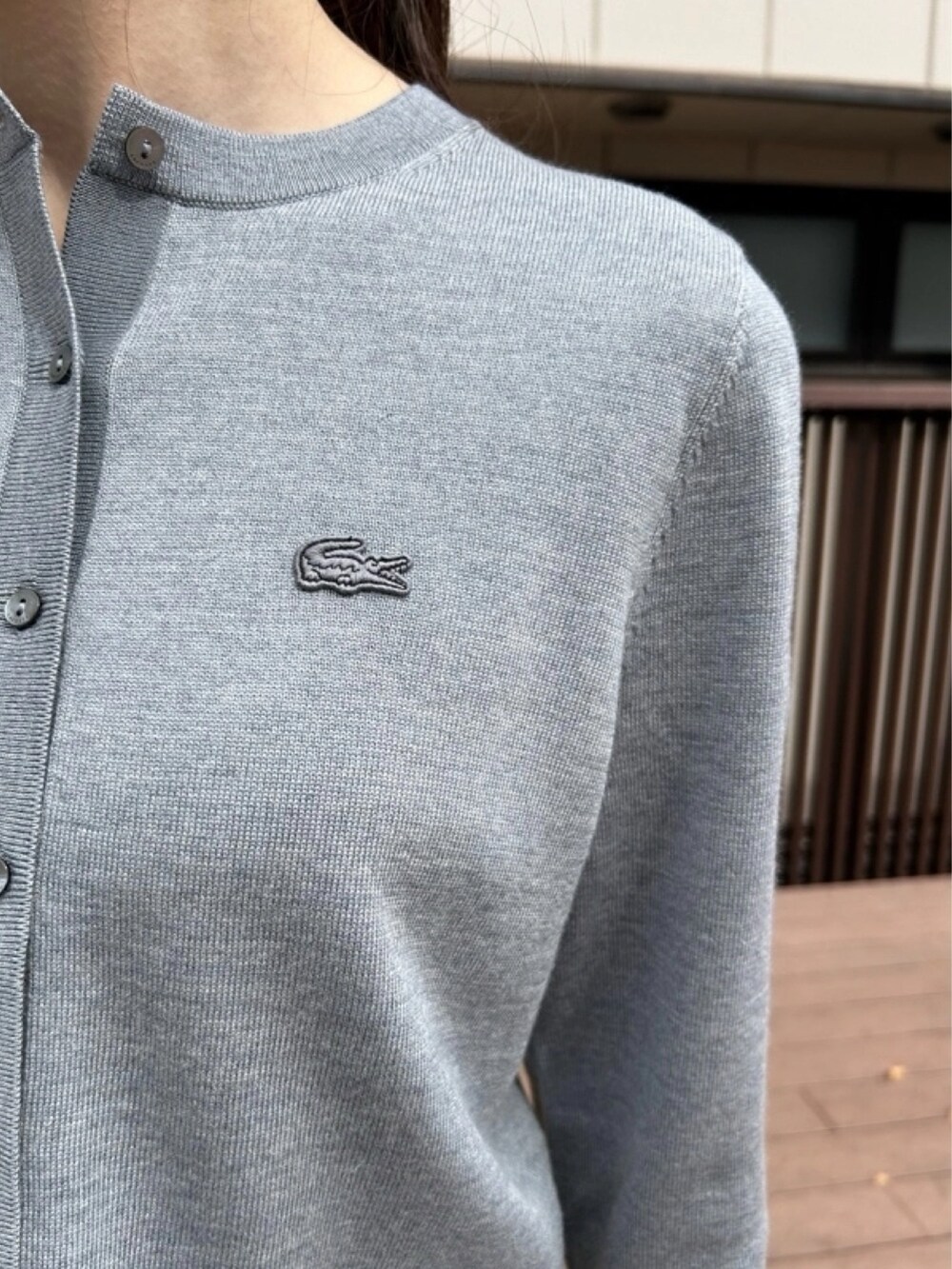 「カーディガン、スカート、ニット、スニーカー」｜「LACOSTEのウォッシャブルウールニットカーディガン（カーディガン/ボレロ、グレー系）」を使った、momoさん（レディース・166cm）の春コーディネートの3枚目の写真