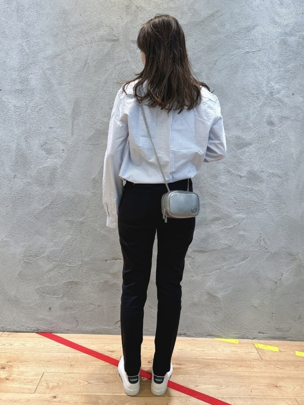 「ダウン、シャツ、キャンバスシューズ、チェーンバッグ、ストライプシャツ」｜「LACOSTEのタイムラインクロックストライプオックスフォードシャツ（シャツ/ブラウス、ブルー系）」を使った、momoさん（レディース・166cm）の春コーディネートの4枚目の写真