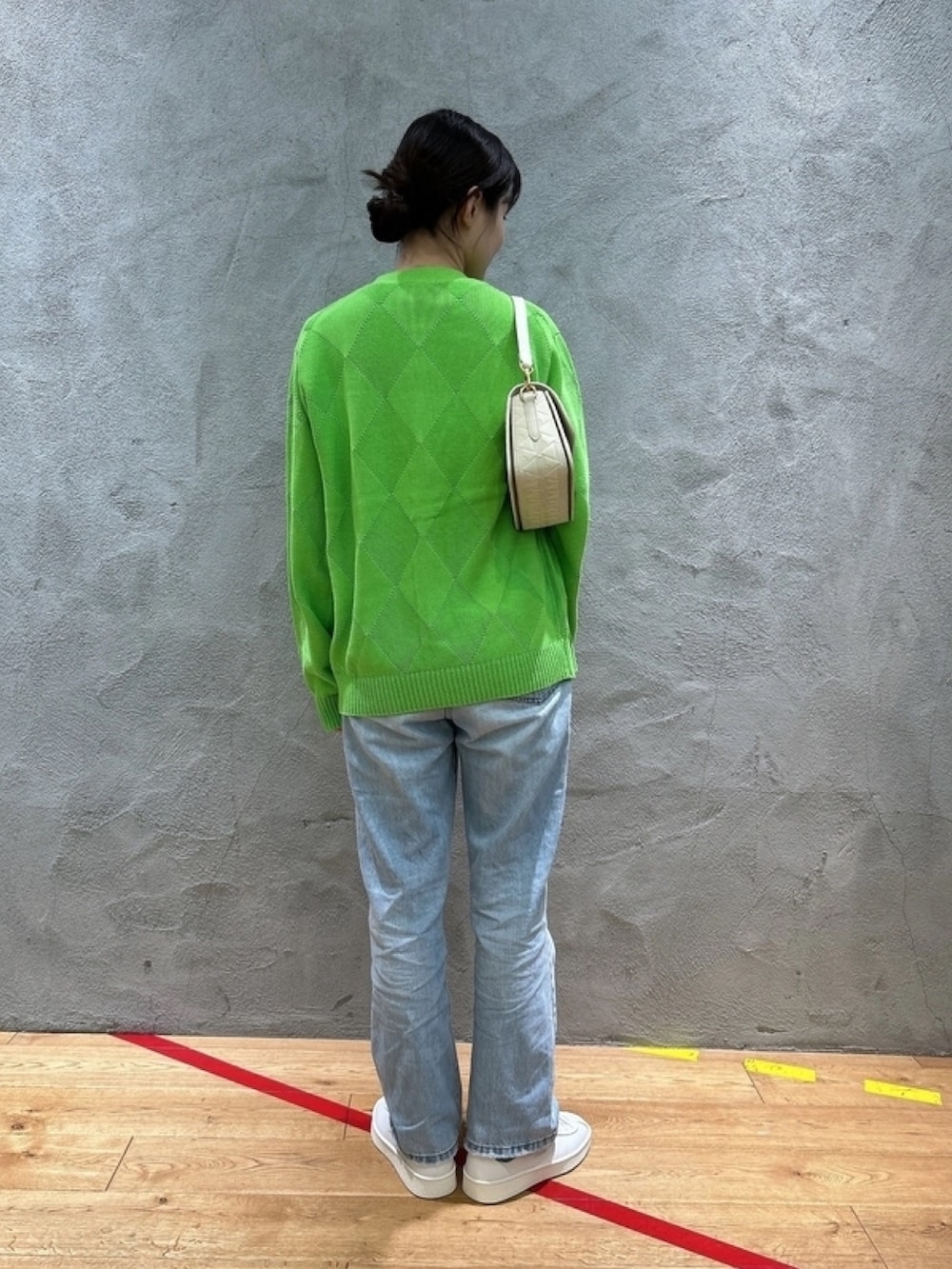 「カーディガン、ショルダーバッグ、ハンドバッグ」｜「LACOSTEのトーナルアーガイル柄 Vネックコットンニットカーディガン（カーディガン/ボレロ、グリーン系）」を使った、momoさん（レディース・166cm）の春コーディネートの2枚目の写真