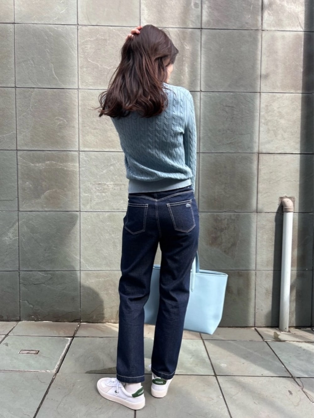 「ケーブルニット、シューズ、デニムパンツ」｜「LACOSTEのレディース BASESHOT PRO 125 2 SFA（スニーカー、ホワイト系）」を使った、momoさん（レディース・166cm）の春コーディネートの2枚目の写真