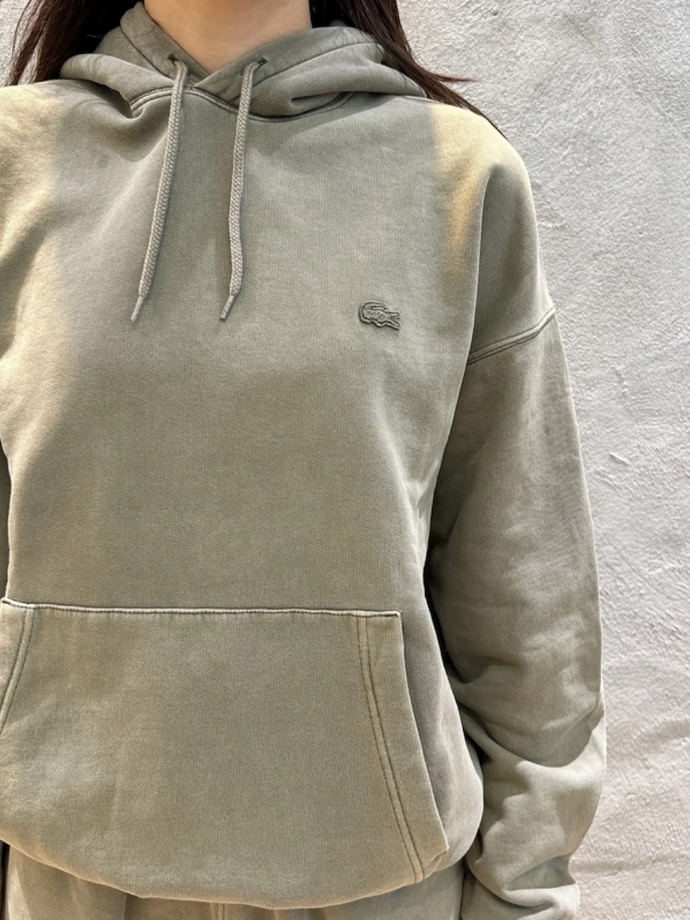 「スウェット、セットアップ、スニーカー、リュック、バックプリント、モノグラム」｜「LACOSTEのナチュラルダイスウェットトラックパンツ（スウェットパンツ、グリーン系）」を使った、momoさん（レディース・166cm）の春コーディネートの5枚目の写真