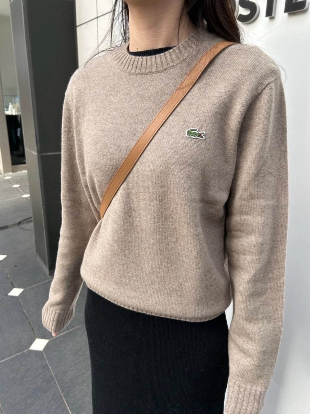 「カシミヤニット、カシミヤ、リブワンピース、ワンピース、スニーカー」｜「LACOSTEのエッセンシャルカシミヤニットセーター / 3Dシームレスニット（ニット/セーター、ブラウン系）」を使った、momoさん（レディース・166cm）の春コーディネートの3枚目の写真