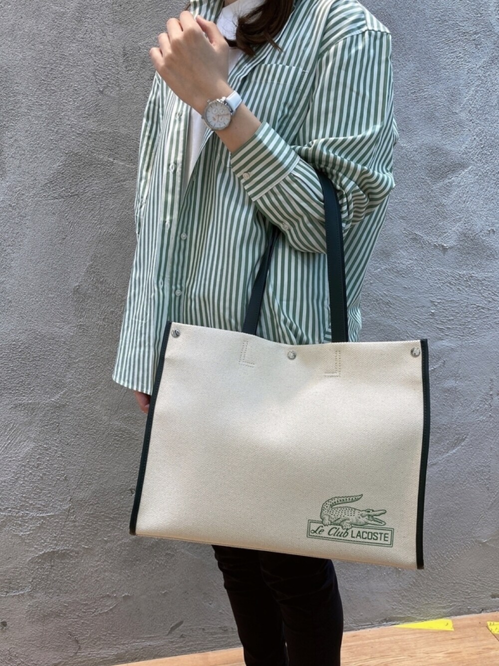 「LACOSTEのワイドストライプシャツ（シャツ/ブラウス、グリーン系）」を使った、momoさん（レディース・166cm）の春コーディネートの5枚目の写真