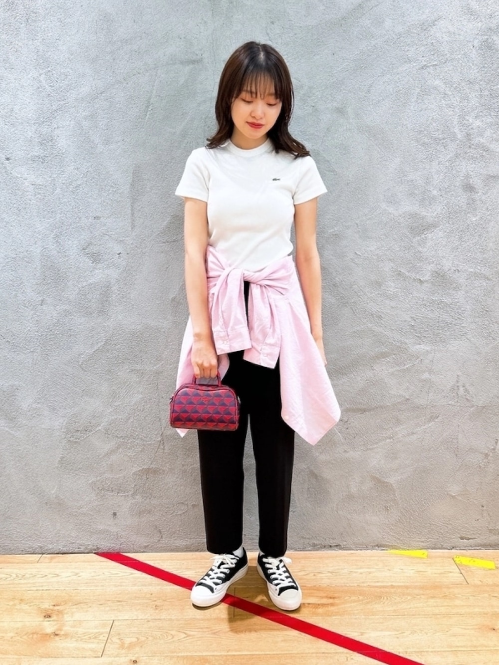 「麻シャツ、リネンシャツ、リブニット、ショルダーバッグ、ピンク」｜「LACOSTEのリネンコットン オーバーサイズ サイドスリット 長袖シャツ（シャツ/ブラウス、ピンク系）」を使った、momoさん（レディース・166cm）の春コーディネートの2枚目の写真