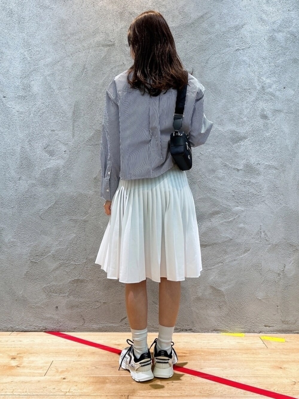 「ストライプシャツ、スカート、カーディガン、スニーカー、キャンバスバッグ」｜「LACOSTEのボリュームスリーブ ストライプクロップド 長袖シャツ（シャツ/ブラウス、ブルー系）」を使った、momoさん（レディース・166cm）の春コーディネートの5枚目の写真