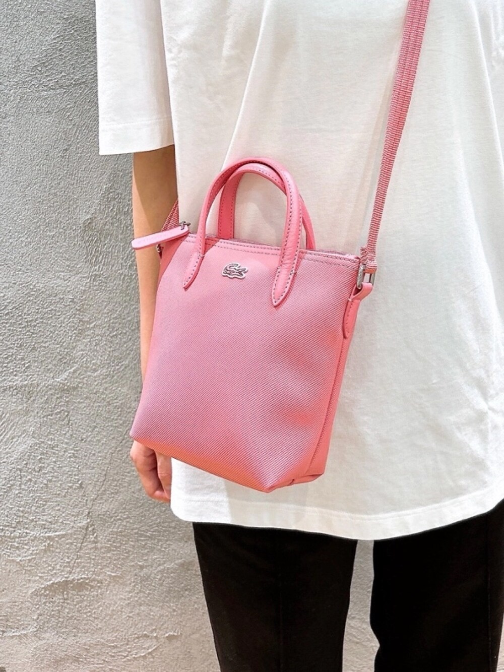 「Tシャツ、バッグロゴ、ピンク」｜「LACOSTEの《LACOSTE》XS SHOPPING CROSS BAG / L.12.12 CONCEPT（トートバッグ、ピンク系）」を使った、momoさん（レディース・166cm）の春コーディネートの4枚目の写真