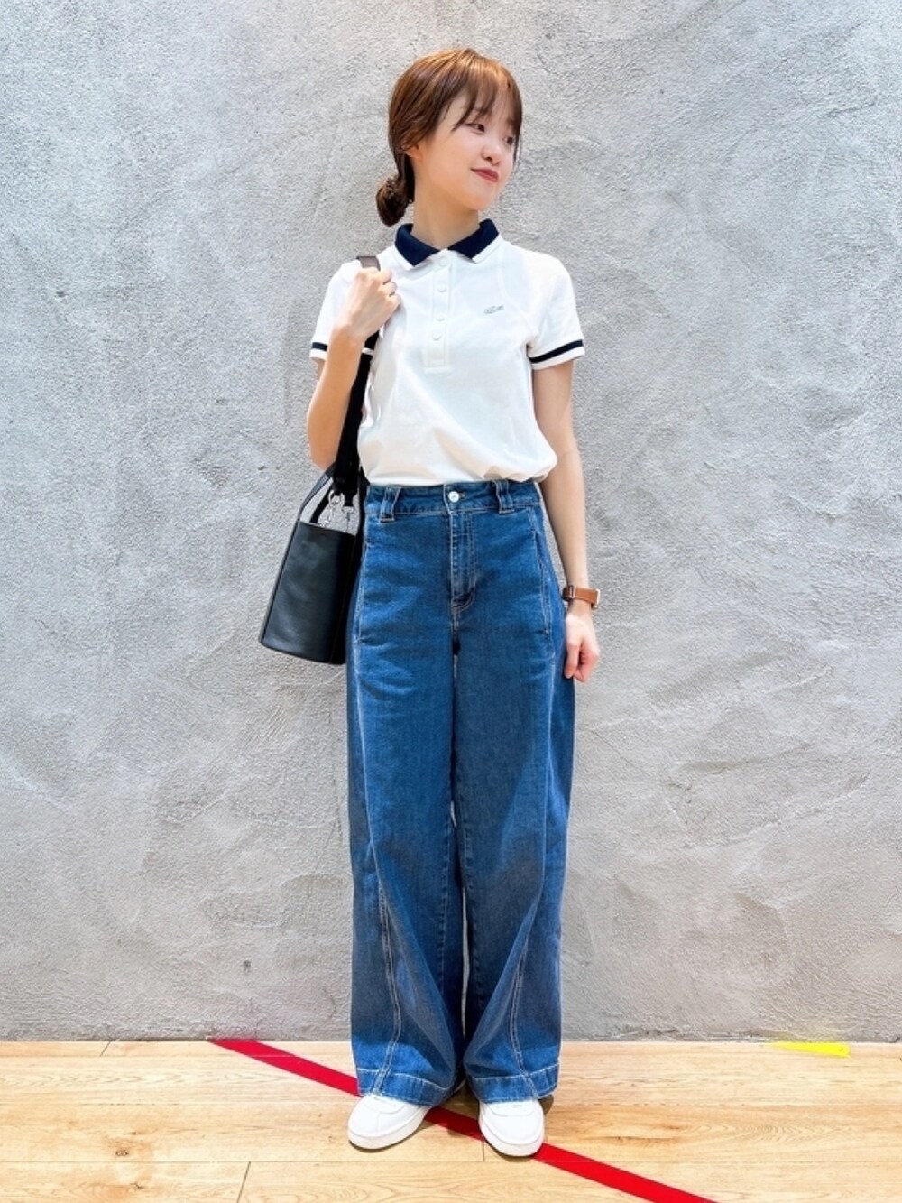 「春コーデ、デニム、マウンテンパーカー、ポロシャツ」｜「LACOSTEの撥水 ショート丈 ウィメンズ ヘムライン マウンテンパーカー（ブルゾン、ホワイト系）」を使った、momoさん（レディース・166cm）の春コーディネートの4枚目の写真