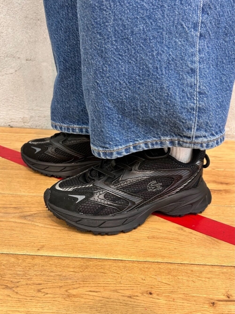 「スウェット、デニムパンツ、鞄、レザーバッグ」｜「LACOSTEのワイド＆クロップドフードスウェットパーカー / フーディー（パーカー、グリーン系）」を使った、momoさん（レディース・166cm）の春コーディネートの6枚目の写真