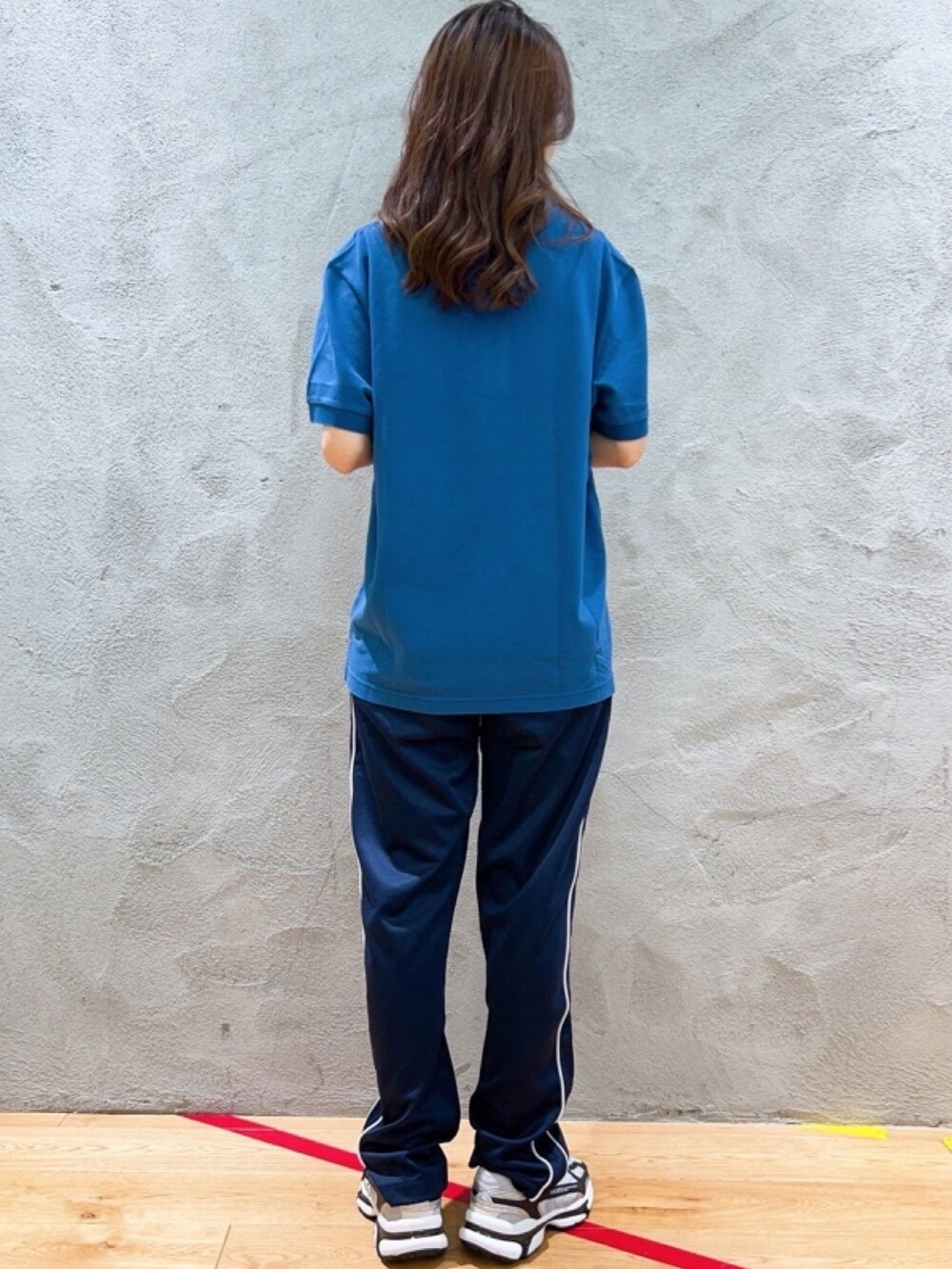 「トラックパンツ、ポロシャツ、キャップ」｜「LACOSTEのオーガニックコットン鹿の子 ネームプリント ヴィンテージ ポロシャツ（ポロシャツ、ブルー系）」を使った、momoさん（レディース・166cm）の春コーディネートの2枚目の写真