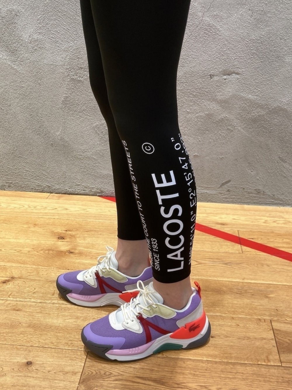 「スポーツミックス、Tシャツ、スニーカー」｜「LACOSTEの【LACOSTE/ラコステ】クロコエンブレム クルーネックワンポイントTシャツ/ブランドロゴワッペンT（Tシャツ/カットソー、ホワイト系）」を使った、momoさん（レディース・166cm）の春コーディネートの6枚目の写真