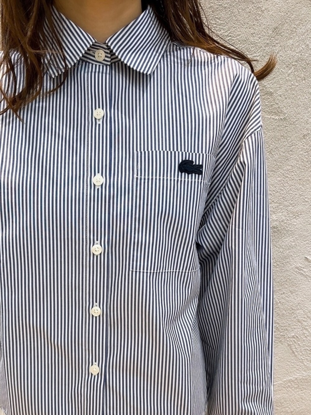 「ストライプシャツ、スカート、カーディガン、スニーカー、キャンバスバッグ」｜「LACOSTEのボリュームスリーブ ストライプクロップド 長袖シャツ（シャツ/ブラウス、ブルー系）」を使った、momoさん（レディース・166cm）の春コーディネートの6枚目の写真