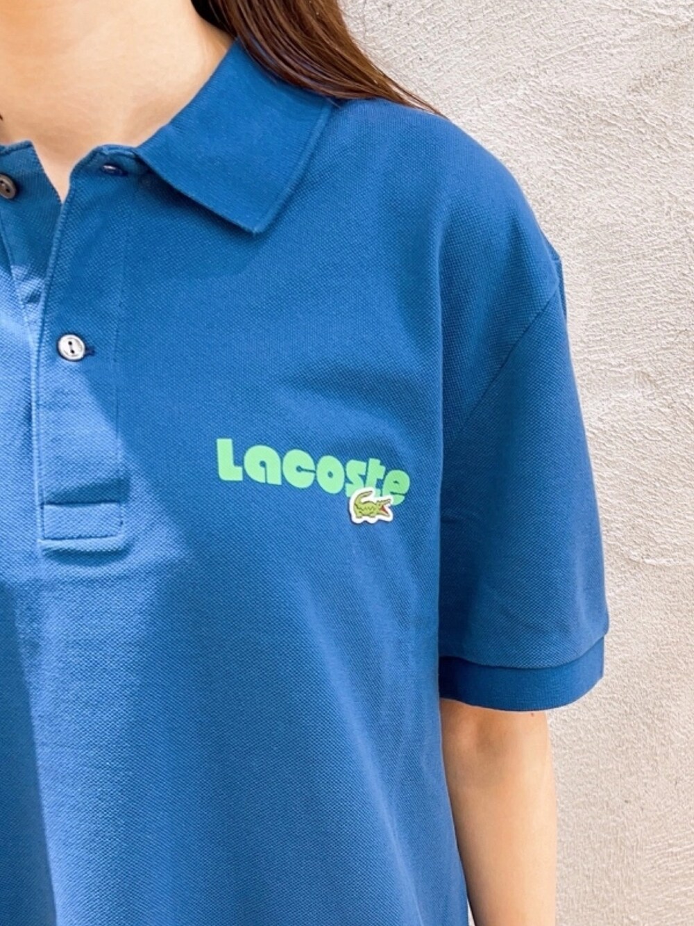 「トラックパンツ、ポロシャツ、キャップ」｜「LACOSTEのオーガニックコットン鹿の子 ネームプリント ヴィンテージ ポロシャツ（ポロシャツ、ブルー系）」を使った、momoさん（レディース・166cm）の春コーディネートの3枚目の写真
