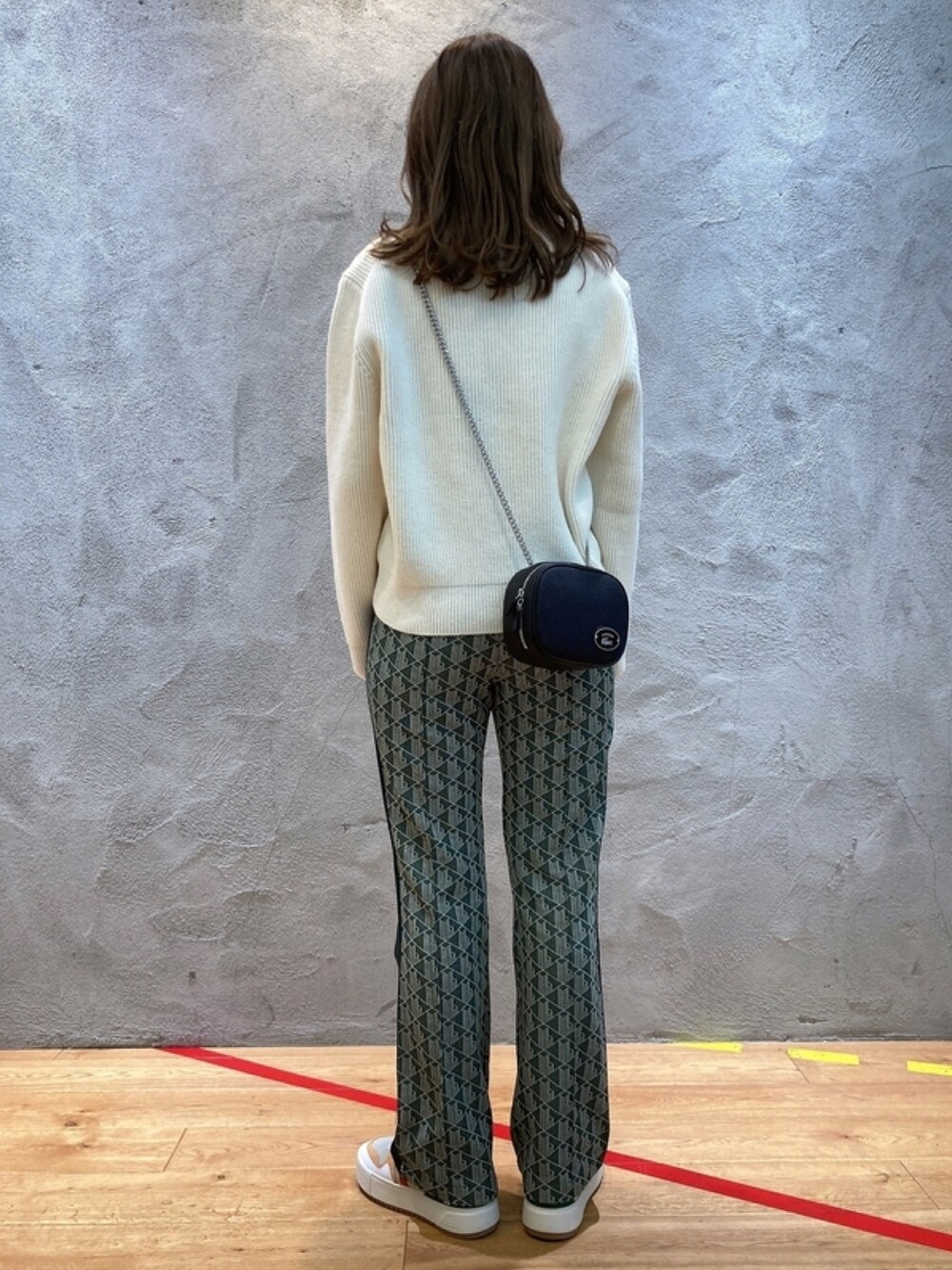 「ニット」｜「LACOSTEのシーズナルワッペンVネックニットセーター（ニット/セーター、ホワイト系）」を使った、momoさん（レディース・166cm）の春コーディネートの3枚目の写真