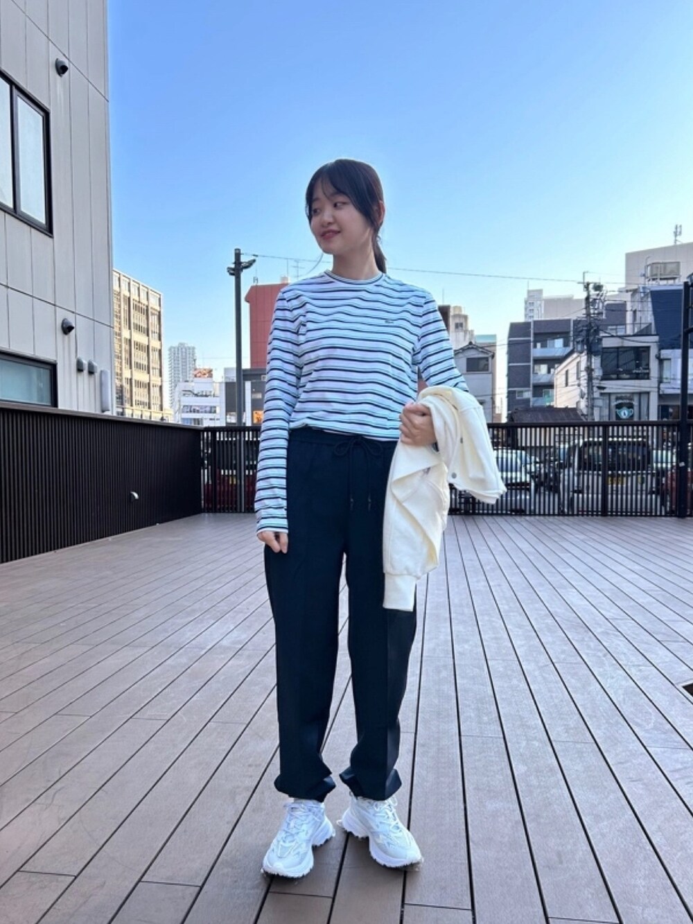 「Tシャツ、ボーダー、スウェットブルゾン」｜「LACOSTEのベーシックボーダーロングスリーブTシャツ（Tシャツ/カットソー、ホワイト系）」を使った、momoさん（レディース・166cm）の春コーディネートの4枚目の写真