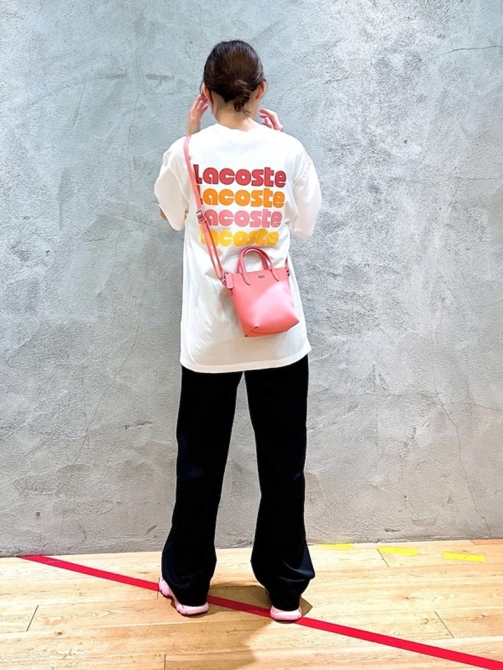 「Tシャツ、バッグロゴ、ピンク」｜「LACOSTEの《LACOSTE》XS SHOPPING CROSS BAG / L.12.12 CONCEPT（トートバッグ、ピンク系）」を使った、momoさん（レディース・166cm）の春コーディネートの2枚目の写真
