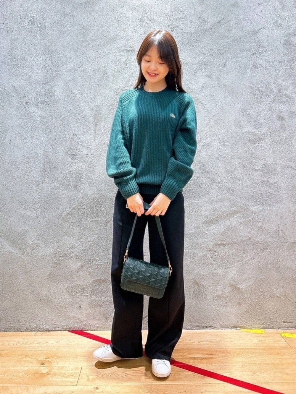 「LACOSTEのエッセンシャルローゲージニットセーター（ニット/セーター、グリーン系）」を使った、momoさん（レディース・166cm）の春コーディネートの3枚目の写真