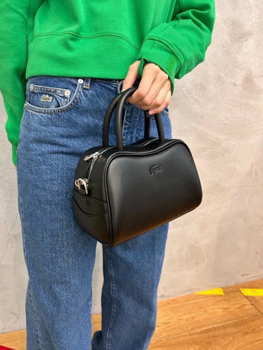 「スウェット、デニムパンツ、鞄、レザーバッグ」｜「LACOSTEのワイド＆クロップドフードスウェットパーカー / フーディー（パーカー、グリーン系）」を使った、momoさん（レディース・166cm）の春コーディネートの4枚目の写真