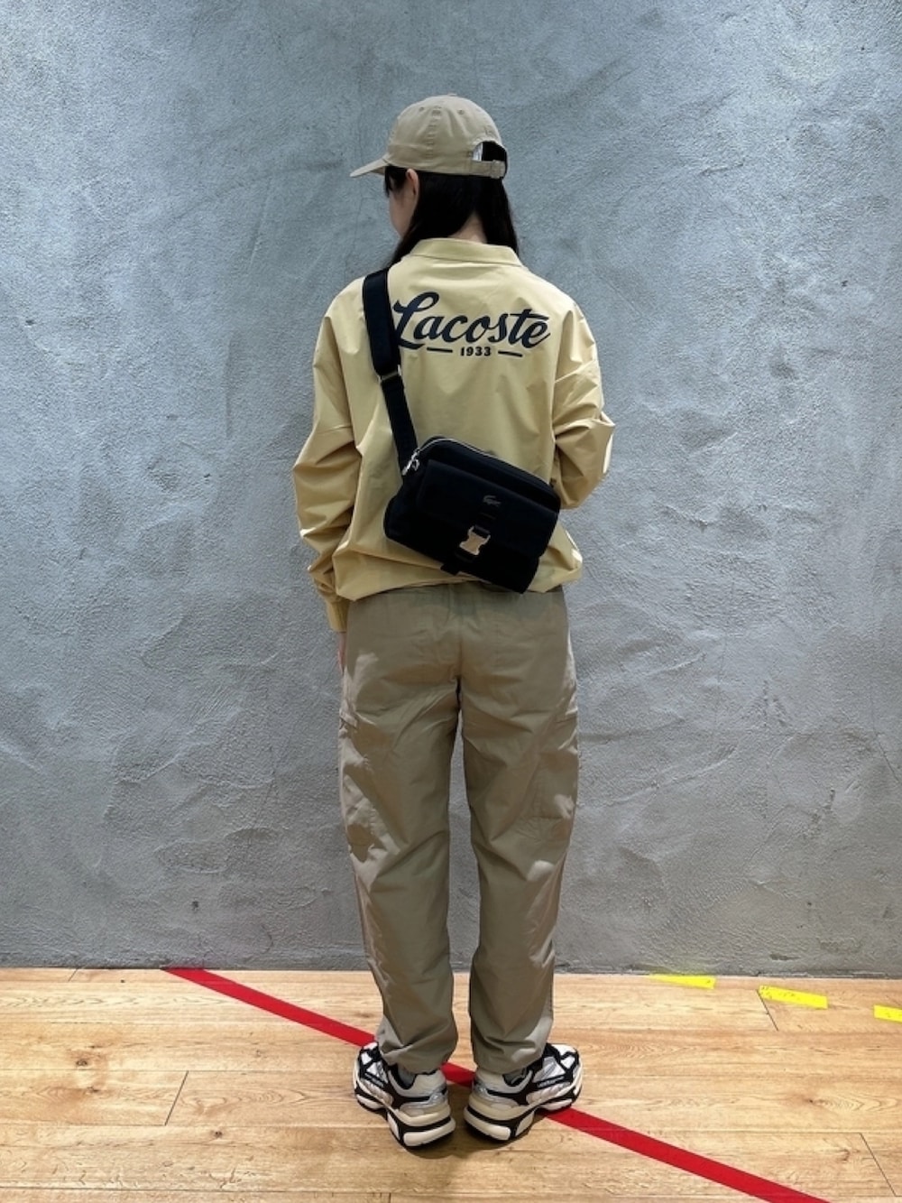 「LACOSTEのワイドテーパード ナイロンコットンツイル 裾ドローコード カーゴパンツ（カーゴパンツ、ベージュ系）」を使った、momoさん（レディース・166cm）の春コーディネートの2枚目の写真