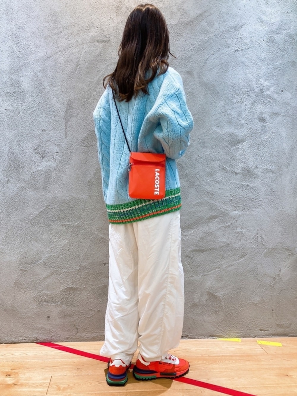 「LACOSTEのデコラティブリブニットチルデンセーター（ニット/セーター、ブルー系）」を使った、momoさん（レディース・166cm）の春コーディネートの2枚目の写真