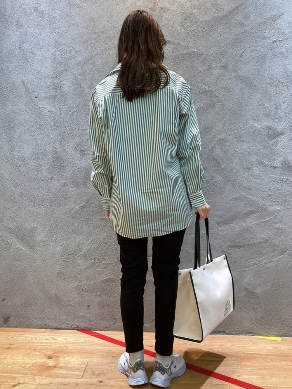 「LACOSTEのワイドストライプシャツ（シャツ/ブラウス、グリーン系）」を使った、momoさん（レディース・166cm）の春コーディネートの2枚目の写真
