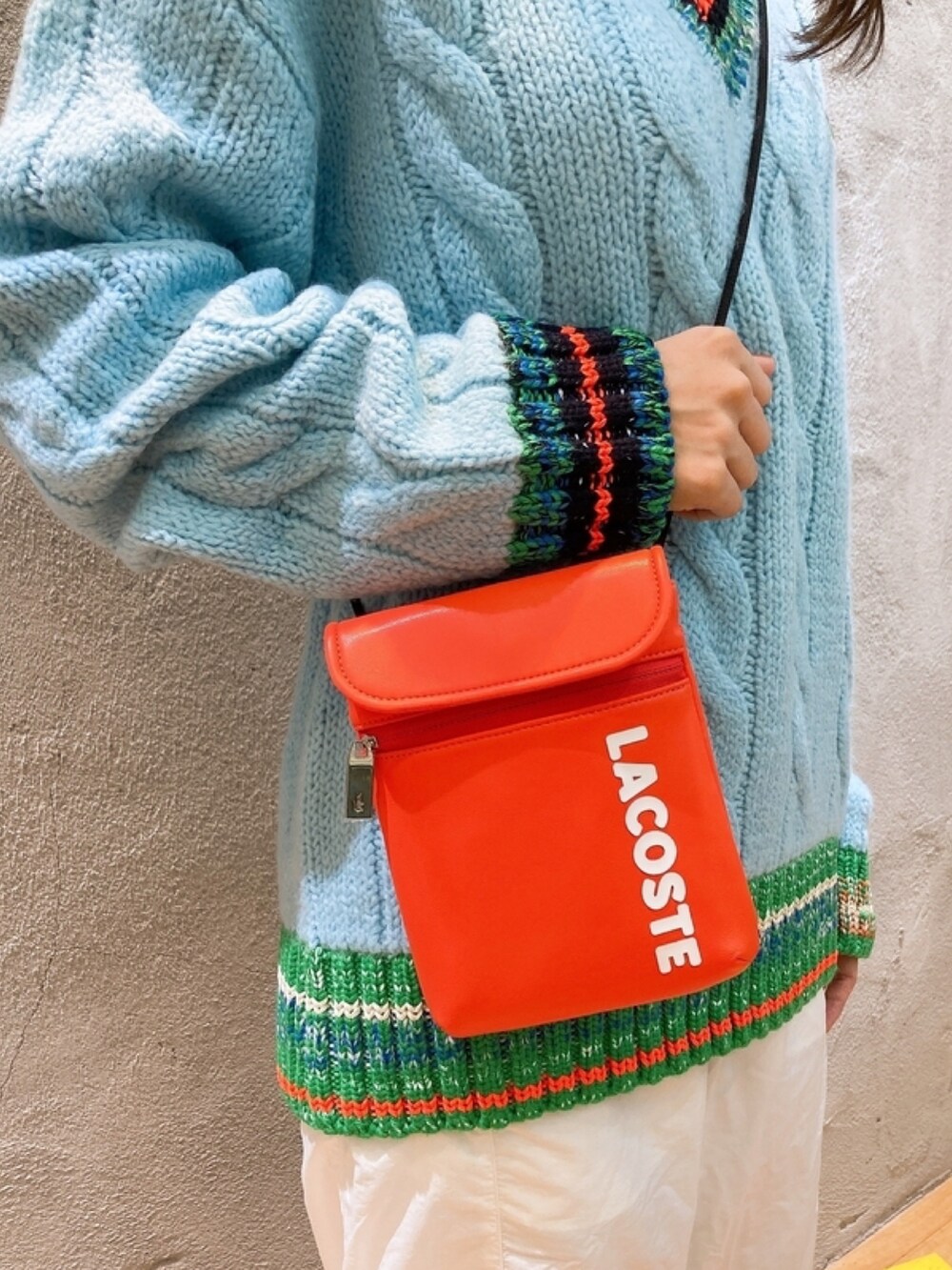 「LACOSTEのデコラティブリブニットチルデンセーター（ニット/セーター、ブルー系）」を使った、momoさん（レディース・166cm）の春コーディネートの4枚目の写真