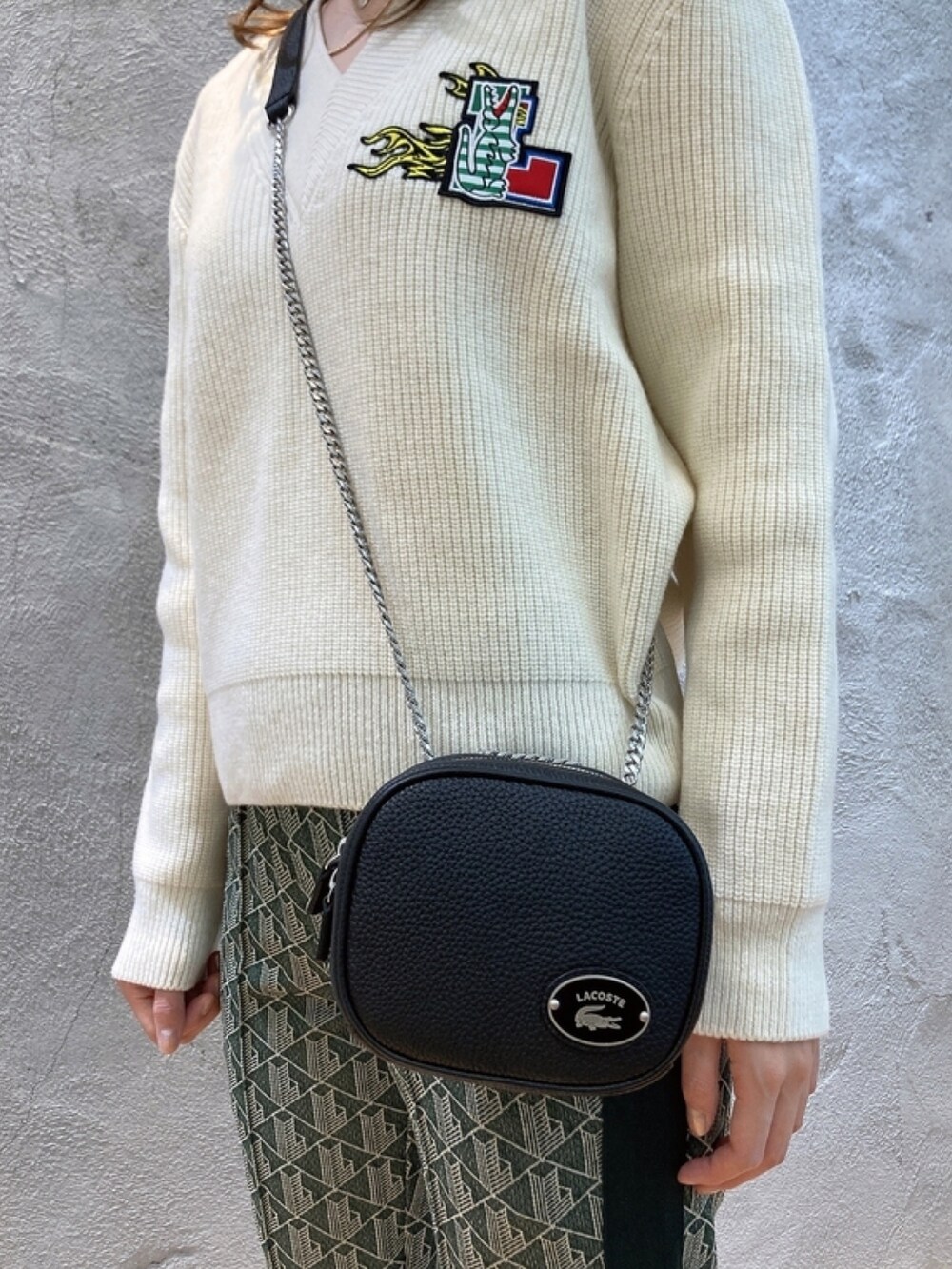 「ニット」｜「LACOSTEのシーズナルワッペンVネックニットセーター（ニット/セーター、ホワイト系）」を使った、momoさん（レディース・166cm）の春コーディネートの5枚目の写真
