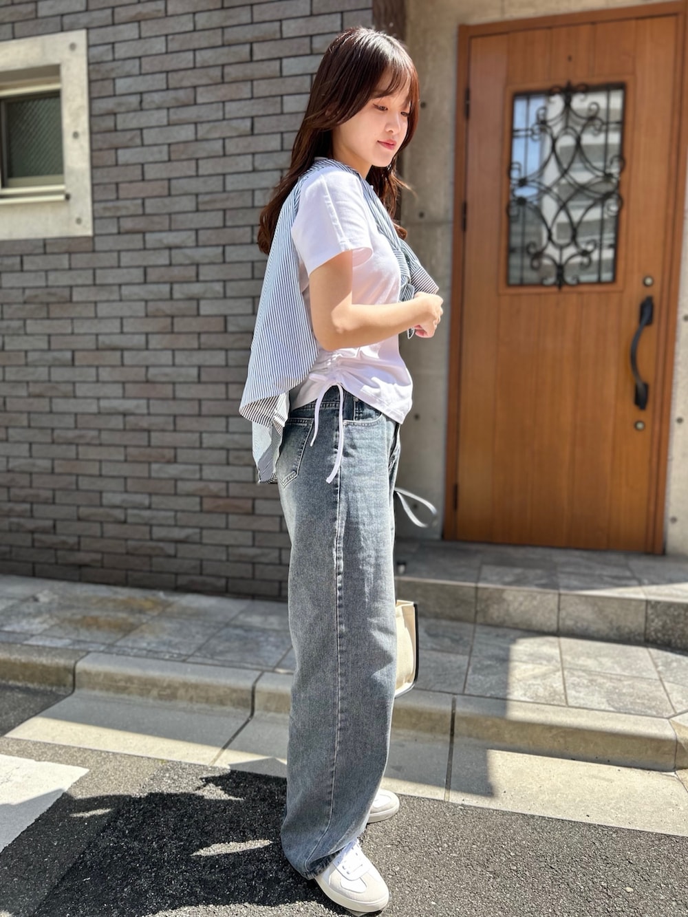 「ポロシャツ、スニーカー」｜「LACOSTEのベーシックストライプシャツ（シャツ/ブラウス、グリーン系）」を使った、momoさん（レディース・166cm）の春コーディネートの3枚目の写真