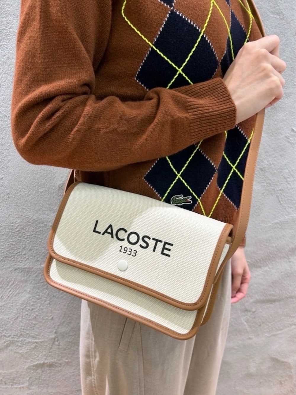 「アーガイル柄、ニット、スニーカー」｜「LACOSTEの配色ステッチアーガイルジャカード ウールニットセーター（ニット/セーター、ブラウン系）」を使った、momoさん（レディース・166cm）の春コーディネートの4枚目の写真