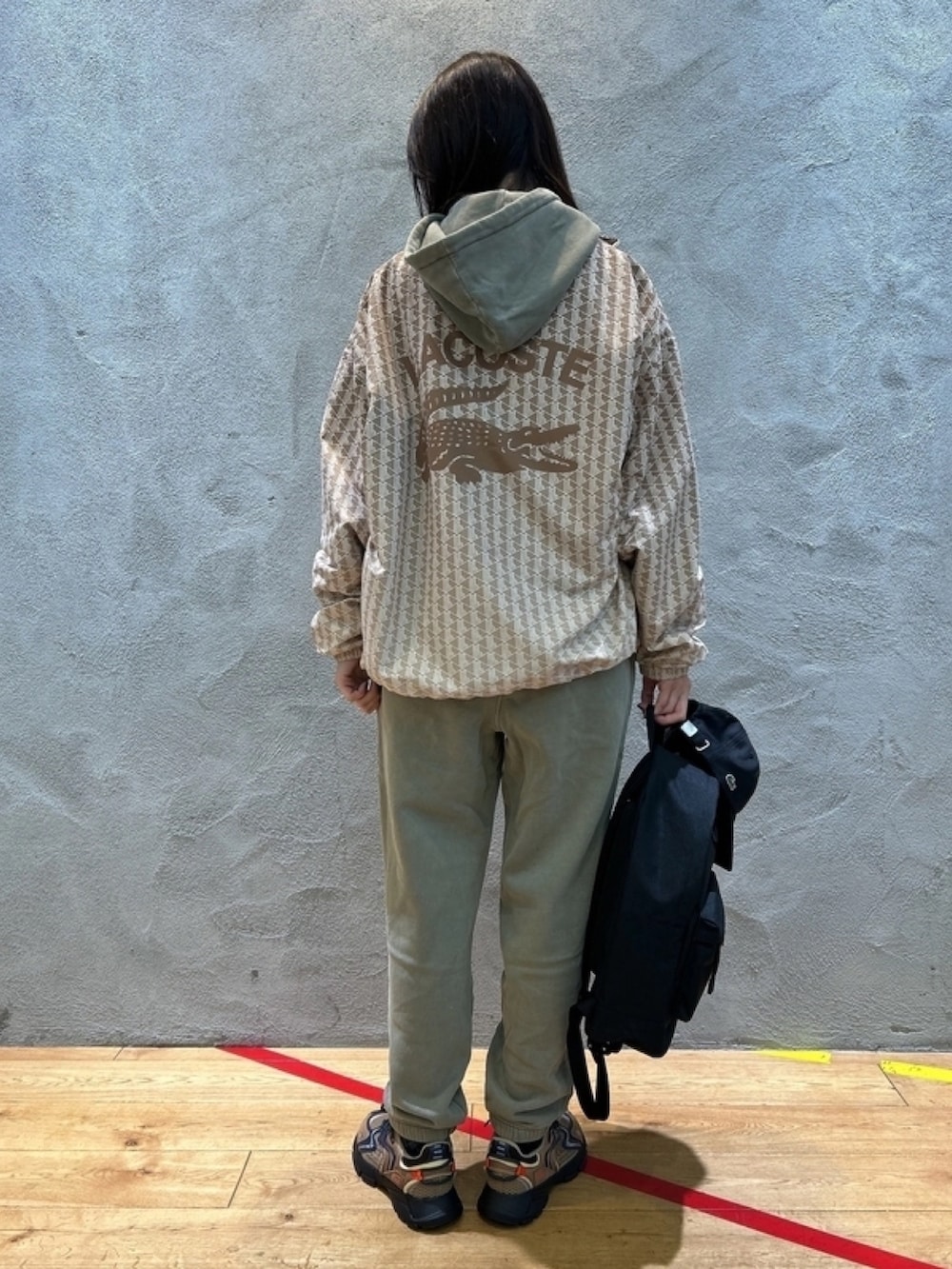 「スウェット、セットアップ、スニーカー、リュック、バックプリント、モノグラム」｜「LACOSTEのナチュラルダイスウェットトラックパンツ（スウェットパンツ、グリーン系）」を使った、momoさん（レディース・166cm）の春コーディネートの2枚目の写真