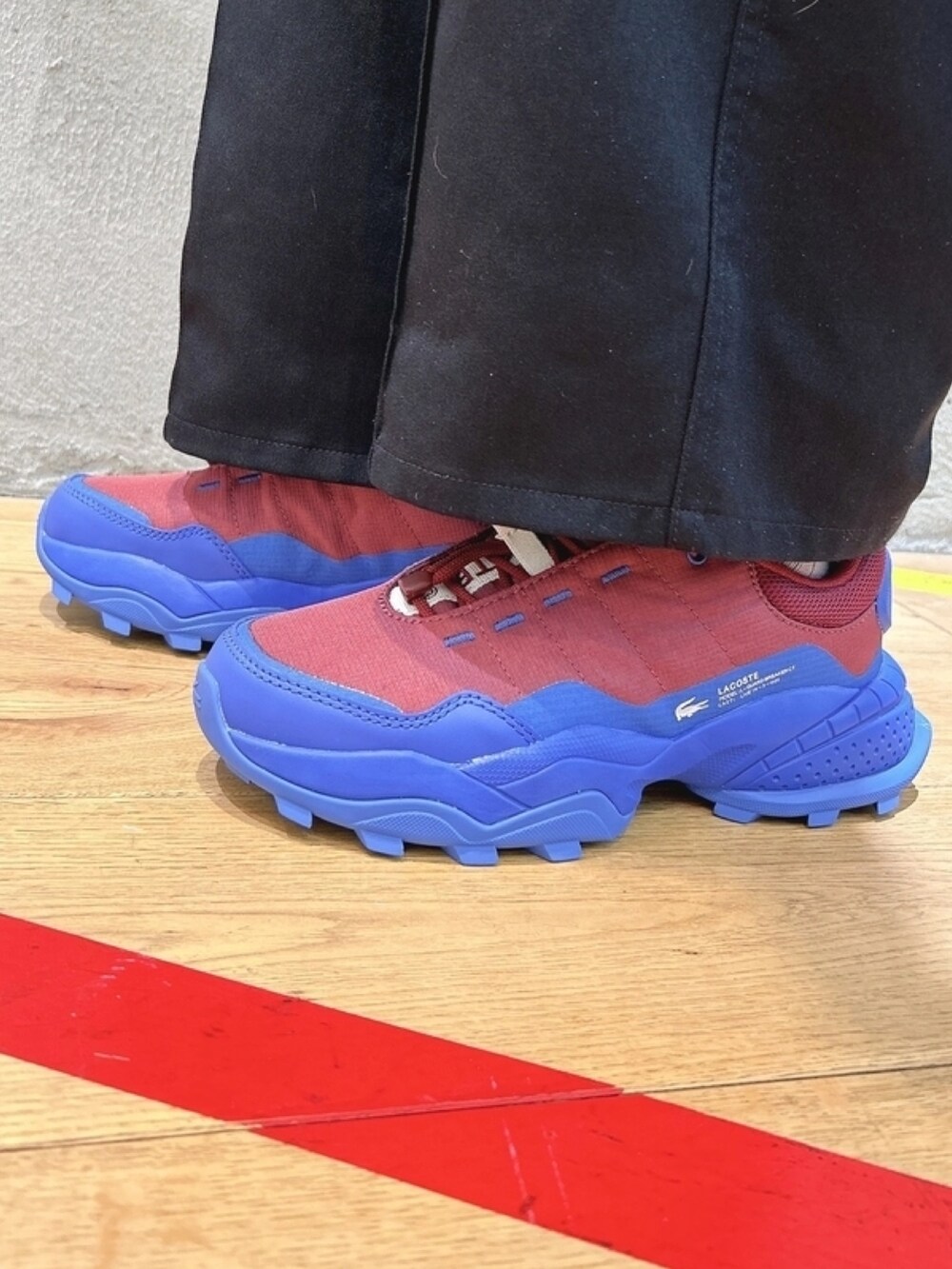 「ダウン、紫、パープル、シューズ、スウェット」｜「LACOSTEのレディースバックステッチダウンジャケット（ダウンジャケット/コート、パープル系）」を使った、momoさん（レディース・166cm）の春コーディネートの8枚目の写真