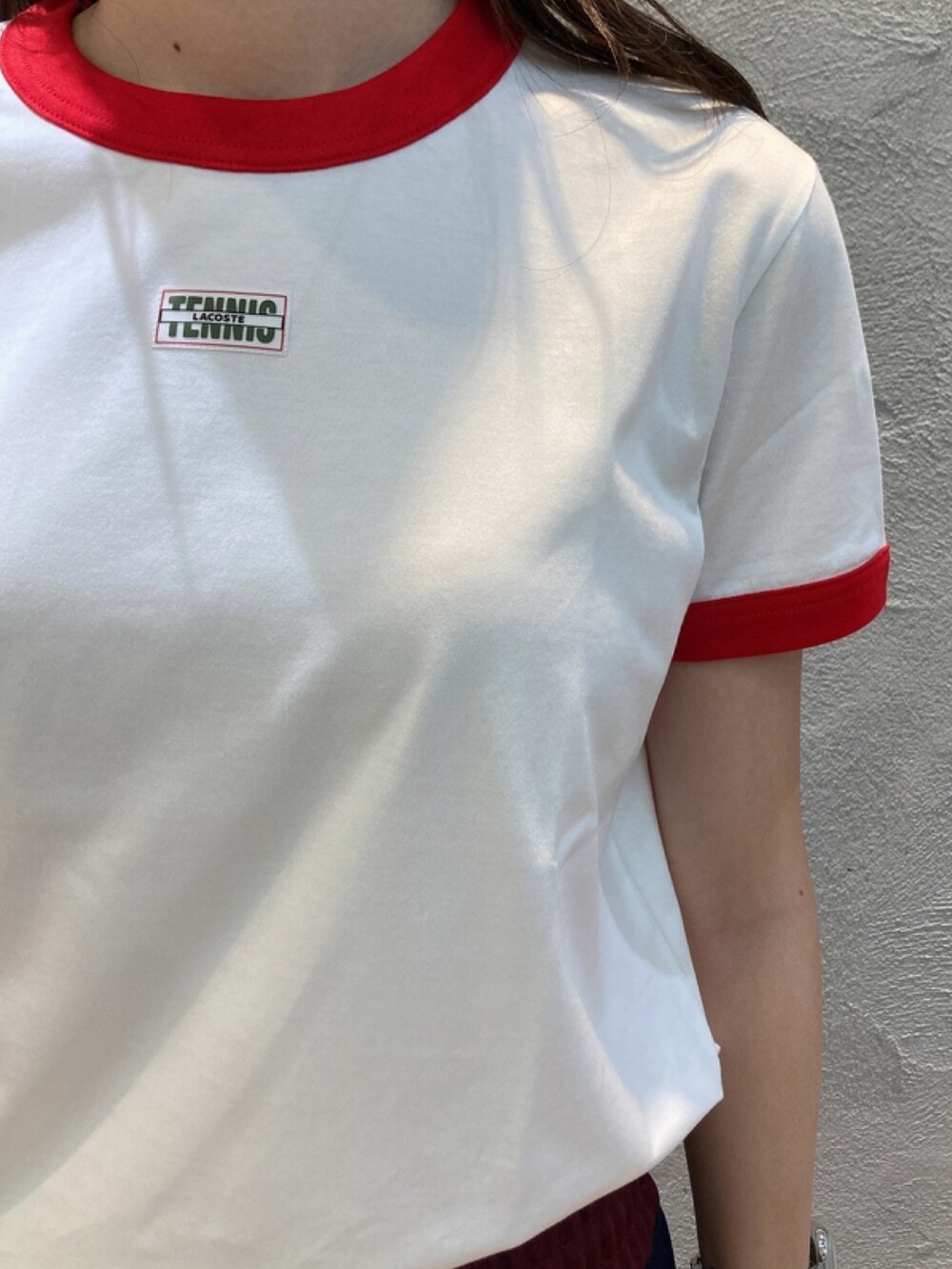 「LACOSTEのラコステテニストリムTシャツ（Tシャツ/カットソー、ホワイト系）」を使った、momoさん（レディース・166cm）の春コーディネートの3枚目の写真