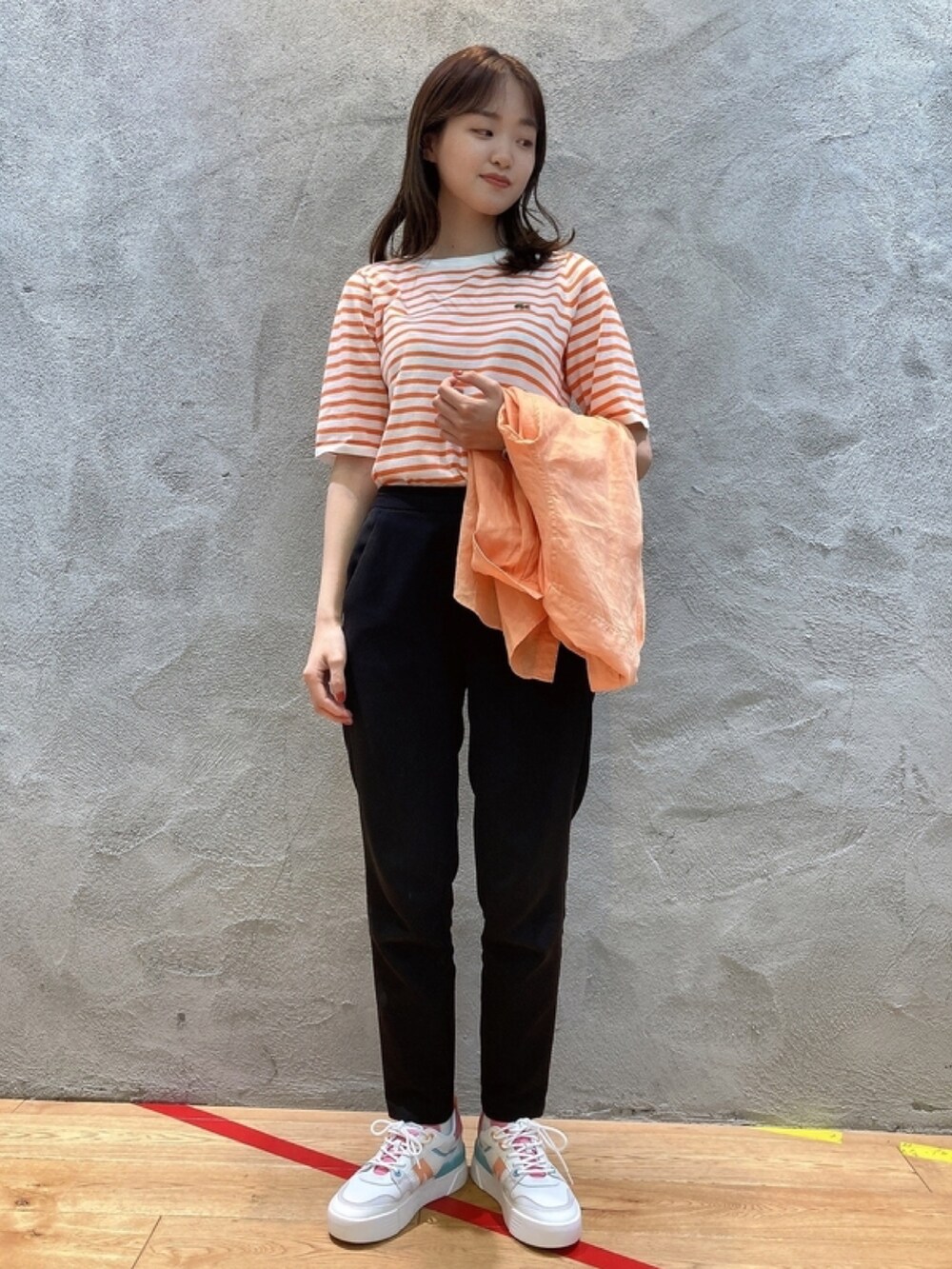 「LACOSTEのリネンボタンダウンシャツ（シャツ/ブラウス、オレンジ系）」を使った、momoさん（レディース・166cm）の春コーディネートの3枚目の写真