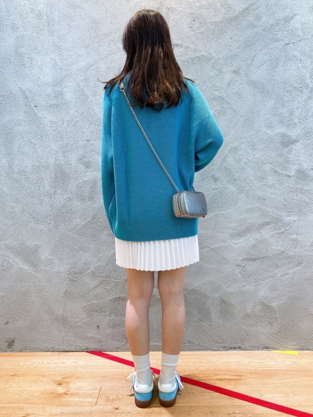 「LACOSTEのウォッシャブルウールミドルゲージVネックセーター（ニット/セーター、ブルー系）」を使った、momoさん（レディース・166cm）の春コーディネートの2枚目の写真
