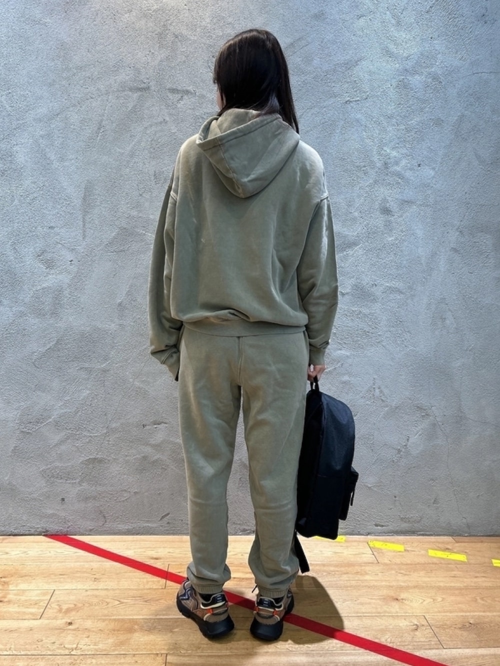 「スウェット、セットアップ、スニーカー、リュック、バックプリント、モノグラム」｜「LACOSTEのナチュラルダイスウェットトラックパンツ（スウェットパンツ、グリーン系）」を使った、momoさん（レディース・166cm）の春コーディネートの4枚目の写真