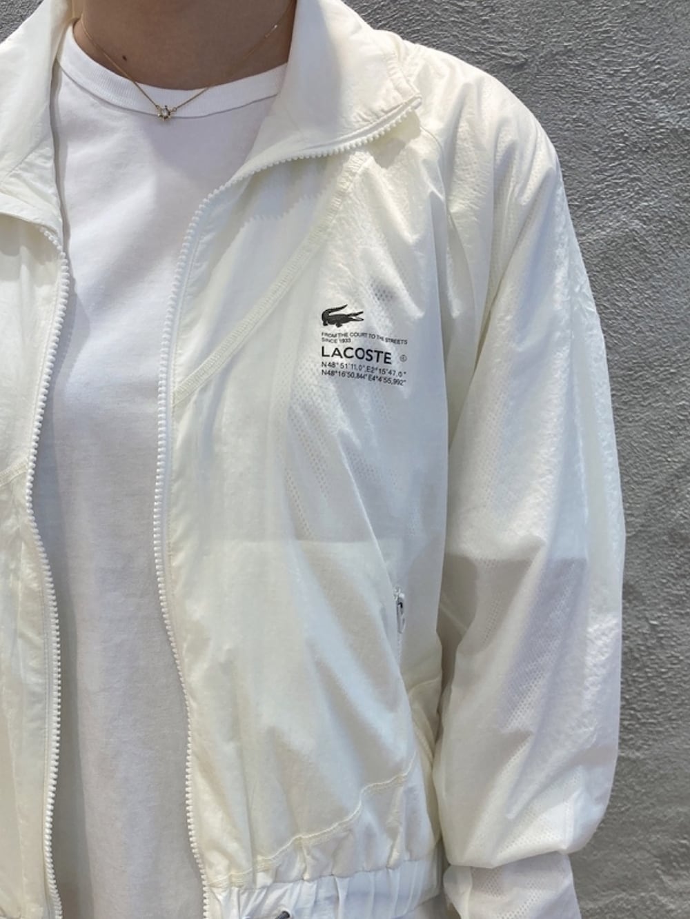 「スポーツミックス、Tシャツ、スニーカー」｜「LACOSTEの【LACOSTE/ラコステ】クロコエンブレム クルーネックワンポイントTシャツ/ブランドロゴワッペンT（Tシャツ/カットソー、ホワイト系）」を使った、momoさん（レディース・166cm）の春コーディネートの4枚目の写真