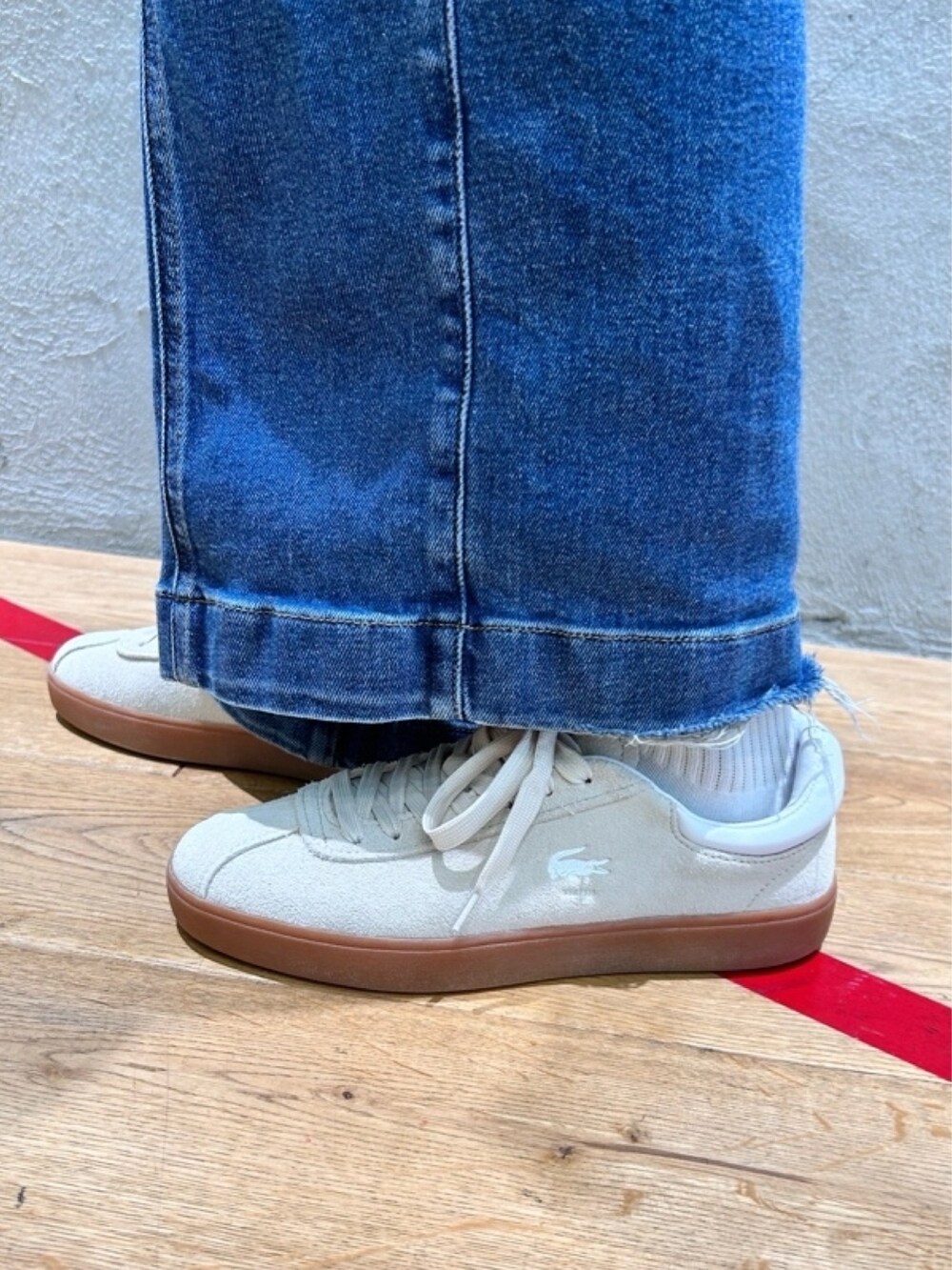 「トレンチコート、シャツ」｜「LACOSTEのローラレザーショルダーバッグ（ショルダーバッグ、ブラウン系）」を使った、momoさん（レディース・166cm）の春コーディネートの9枚目の写真