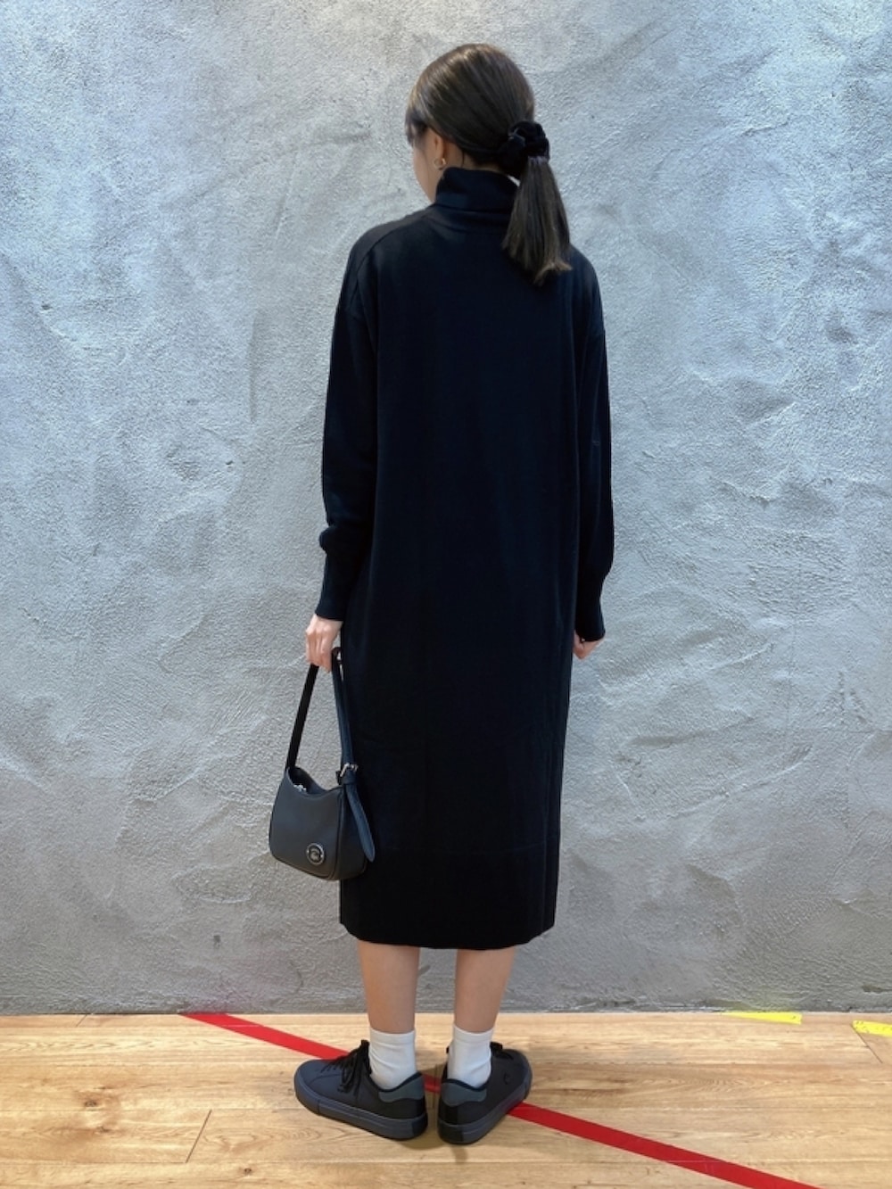 「黒、ワンピース、緑、アウター、シューズ」｜「LACOSTEのクロックステッチダウンジャケット（ダウンジャケット/コート、グリーン系）」を使った、momoさん（レディース・166cm）の春コーディネートの5枚目の写真