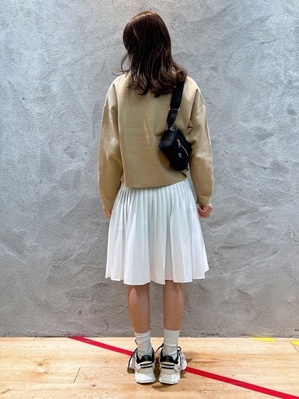 「ストライプシャツ、スカート、カーディガン、スニーカー、キャンバスバッグ」｜「LACOSTEのボリュームスリーブ ストライプクロップド 長袖シャツ（シャツ/ブラウス、ブルー系）」を使った、momoさん（レディース・166cm）の春コーディネートの2枚目の写真