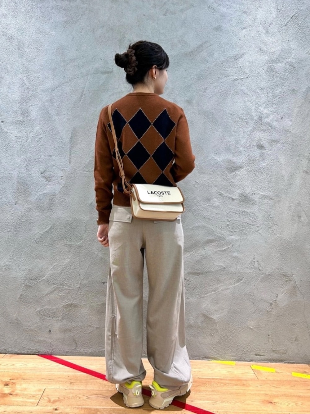 「アーガイル柄、ニット、スニーカー」｜「LACOSTEの配色ステッチアーガイルジャカード ウールニットセーター（ニット/セーター、ブラウン系）」を使った、momoさん（レディース・166cm）の春コーディネートの2枚目の写真
