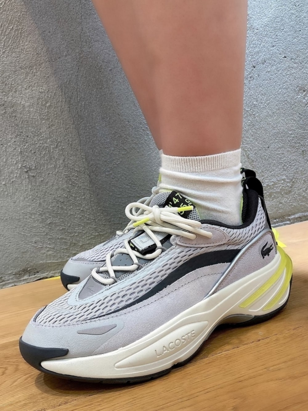 「ショートパンツ、スウェット、ニット、リネン、スニーカー、黄色、スポーツミックス」｜「LACOSTEのリネンブレンドブライトカラーニットセーター（ニット/セーター、グリーン系）」を使った、momoさん（レディース・166cm）の春コーディネートの5枚目の写真