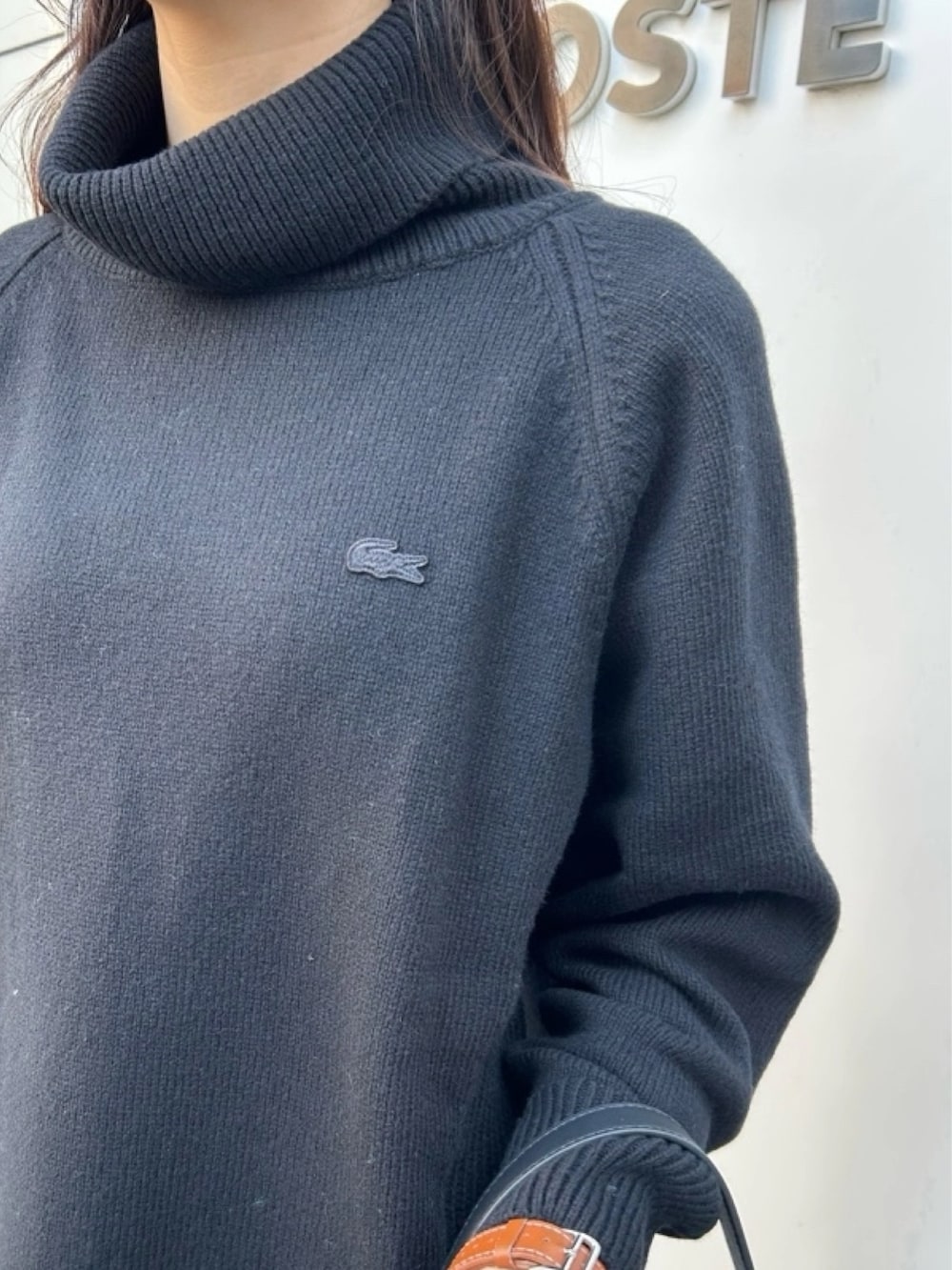 「タートルネック、ニット、ベレー帽、キルティングジャケット」｜「LACOSTEのラウンドヘムライン ボックスシルエット撥水キルティングジャケット（ノーカラージャケット、ブラック系）」を使った、momoさん（レディース・166cm）の春コーディネートの6枚目の写真
