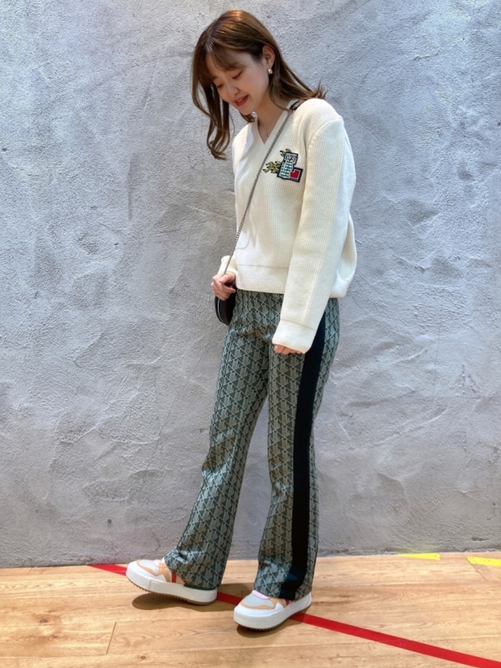 「ニット」｜「LACOSTEのシーズナルワッペンVネックニットセーター（ニット/セーター、ホワイト系）」を使った、momoさん（レディース・166cm）の春コーディネートの2枚目の写真