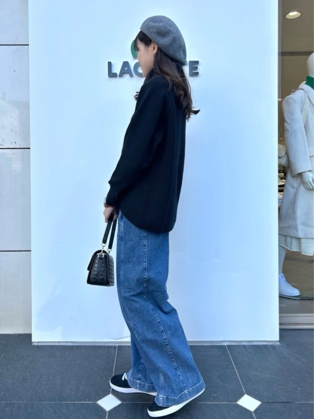 「タートルネック、ニット、ベレー帽、キルティングジャケット」｜「LACOSTEのラウンドヘムライン ボックスシルエット撥水キルティングジャケット（ノーカラージャケット、ブラック系）」を使った、momoさん（レディース・166cm）の春コーディネートの4枚目の写真