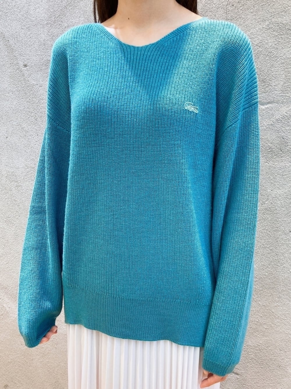 「LACOSTEのウォッシャブルウールミドルゲージVネックセーター（ニット/セーター、ブルー系）」を使った、momoさん（レディース・166cm）の春コーディネートの3枚目の写真